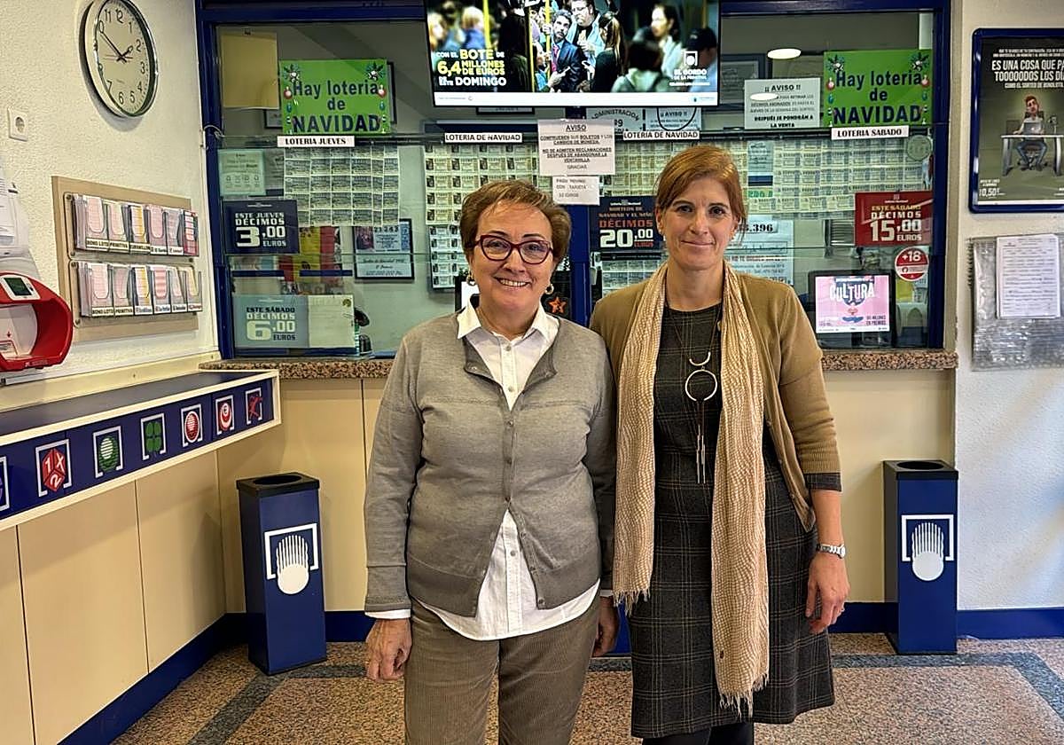 La lotera Pilar García Estébanez, a la izquierda, con la trabajadora Ana Pizarro, tras conocer que habían vendido el segundo premio en la Lotería Nacional de este sábado.