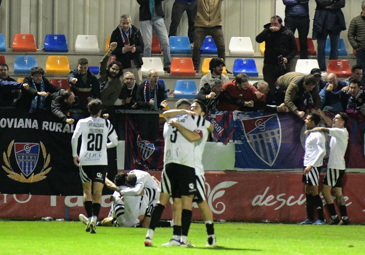 Jugadores de la Segoviana celebran el gol de Abel Pascual.