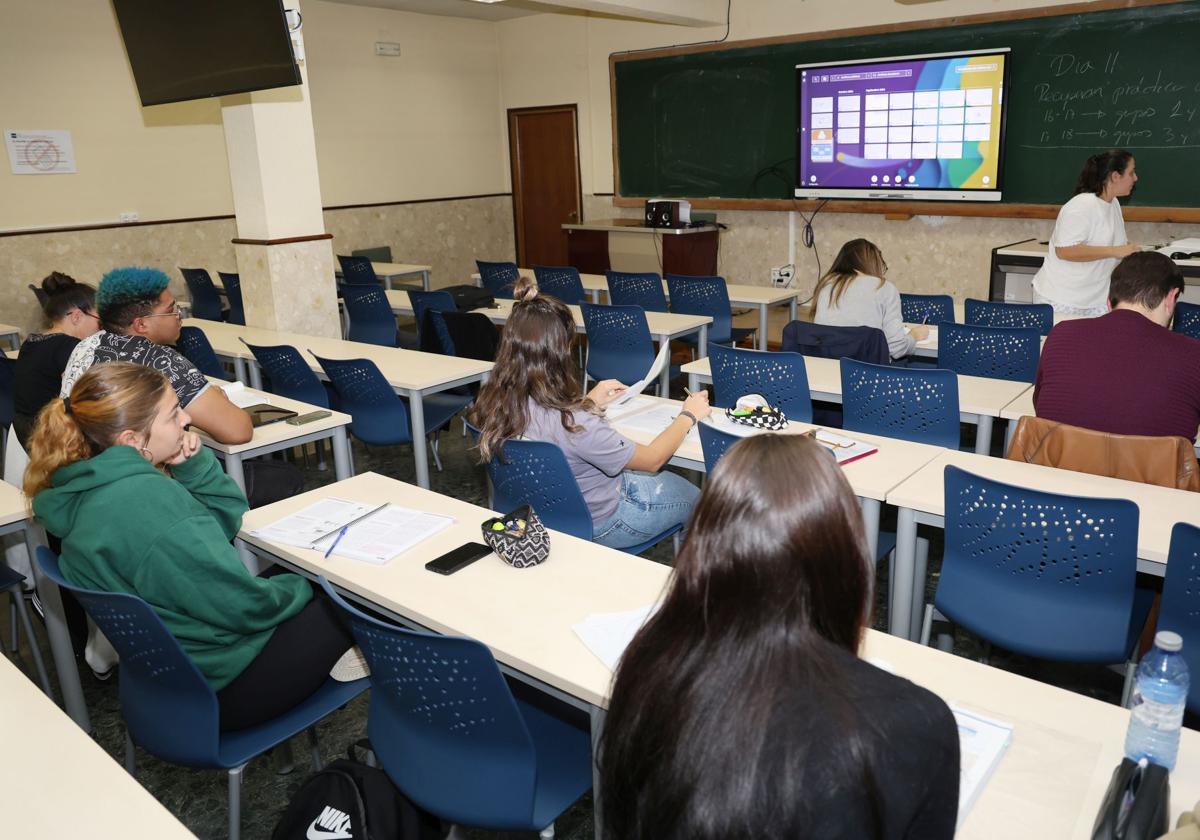 Clase presencial en las instalaciones de la UNED en Palencia.