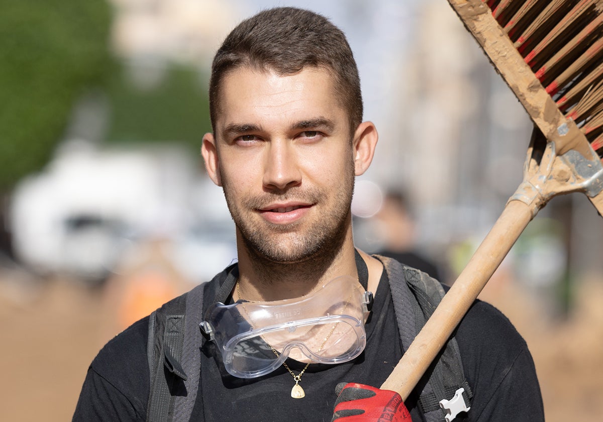 Viajaron en el mismo vehículo desde la capital vallisoletana con destino la 'zona cero' de la catástrofe para retirar barro y despejar calles. Víctor Pérez empatizó con la situación y en su viaje voluntario de solidaridad siempre pensó que si a él le pasaba, «me gustaría recibir también esa ayuda». Todo esto antes de empezar esta próxima semana sus labores de enfermero en el centro de salud Casa del Barco.