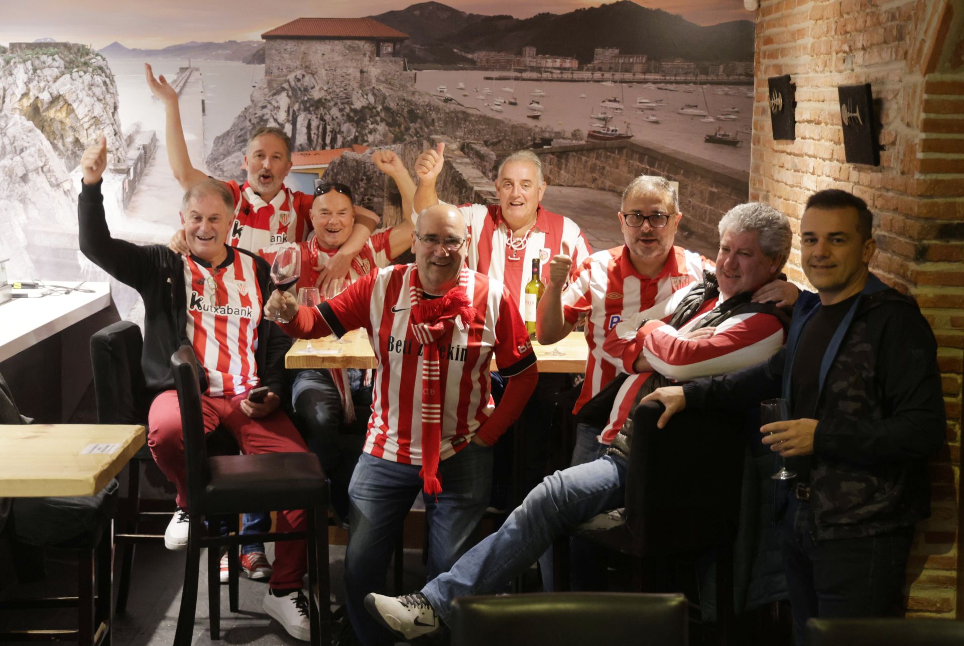 Los aficionados del Athletic de Bilbao disfrutan del ambiente vallisoletano