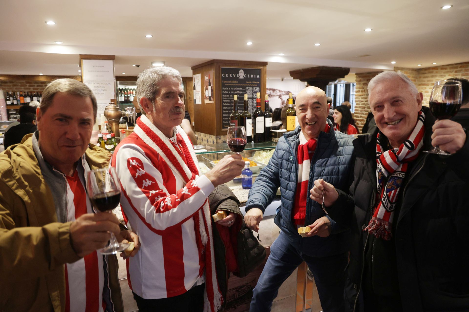 Los aficionados del Athletic de Bilbao disfrutan del ambiente vallisoletano