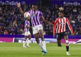 Juma corta un balón ante Nico Williams durante el Real Valladolid-Athletic Club de este domingo.