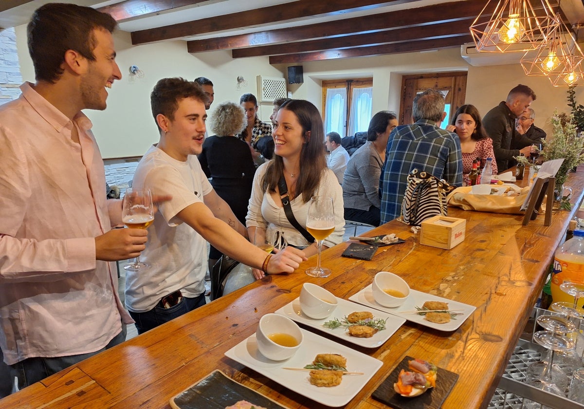 La feria del pincho tuvo un gran ambiente festivo con numerosos vecinos y visitantes