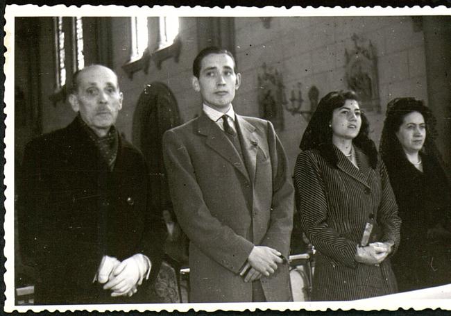 Boda de Ángeles de Castro y Miguel Delibes en la capilla del colegio de Lourdes el 23 de abril de 1946.