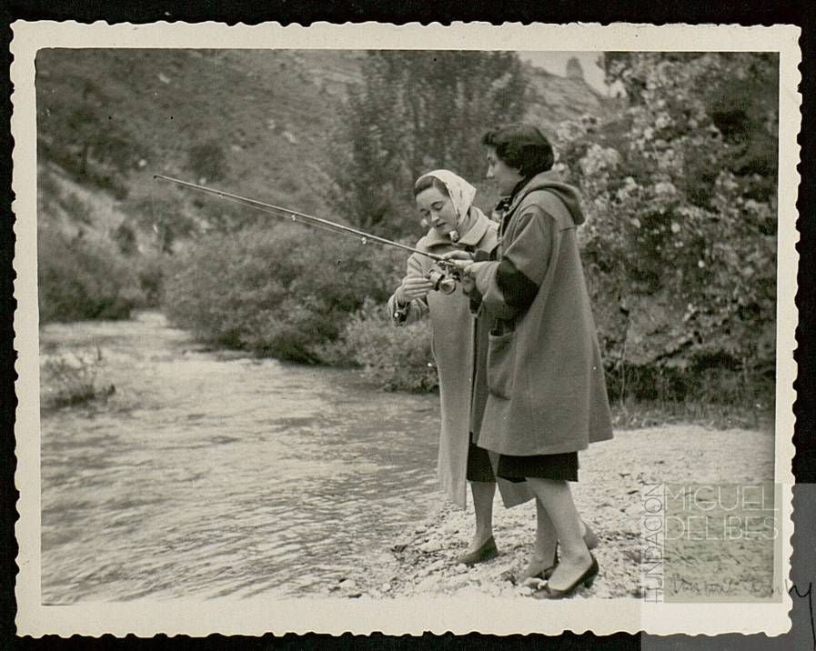 Ángeles pescando truchas con una amiga en el río Rudrón.