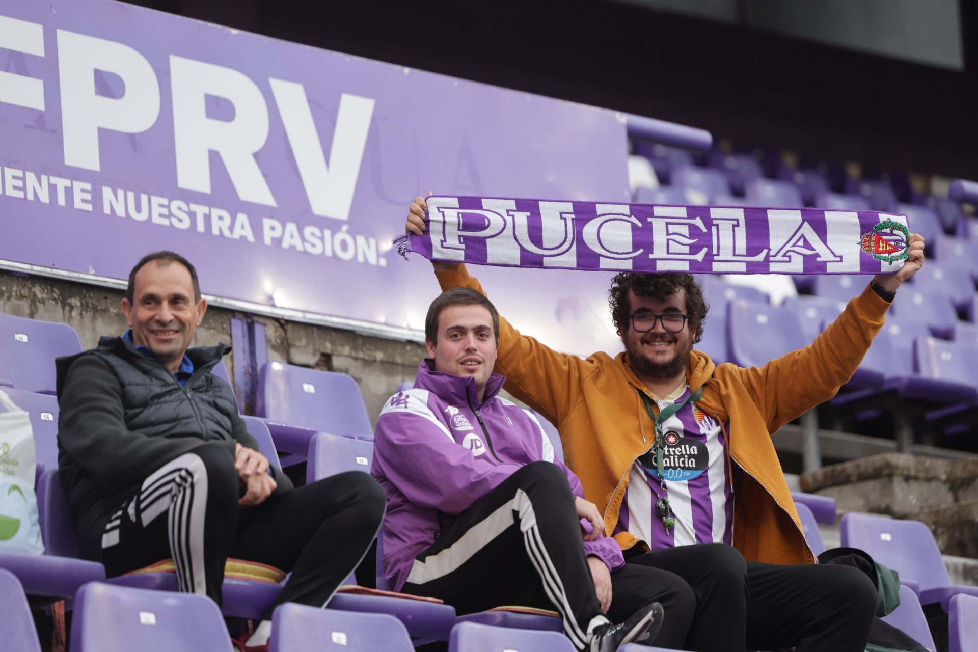 Búscate en la grada del estadio José Zorrilla (1/4)