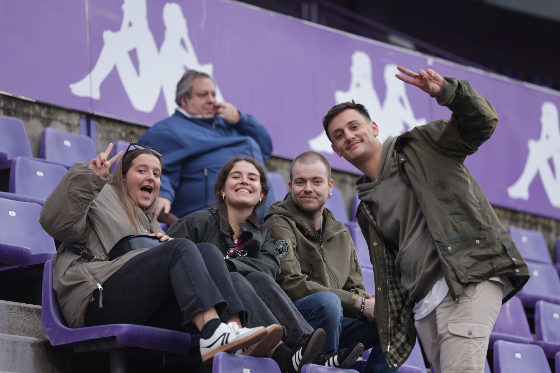 Búscate en la grada del estadio José Zorrilla (1/4)