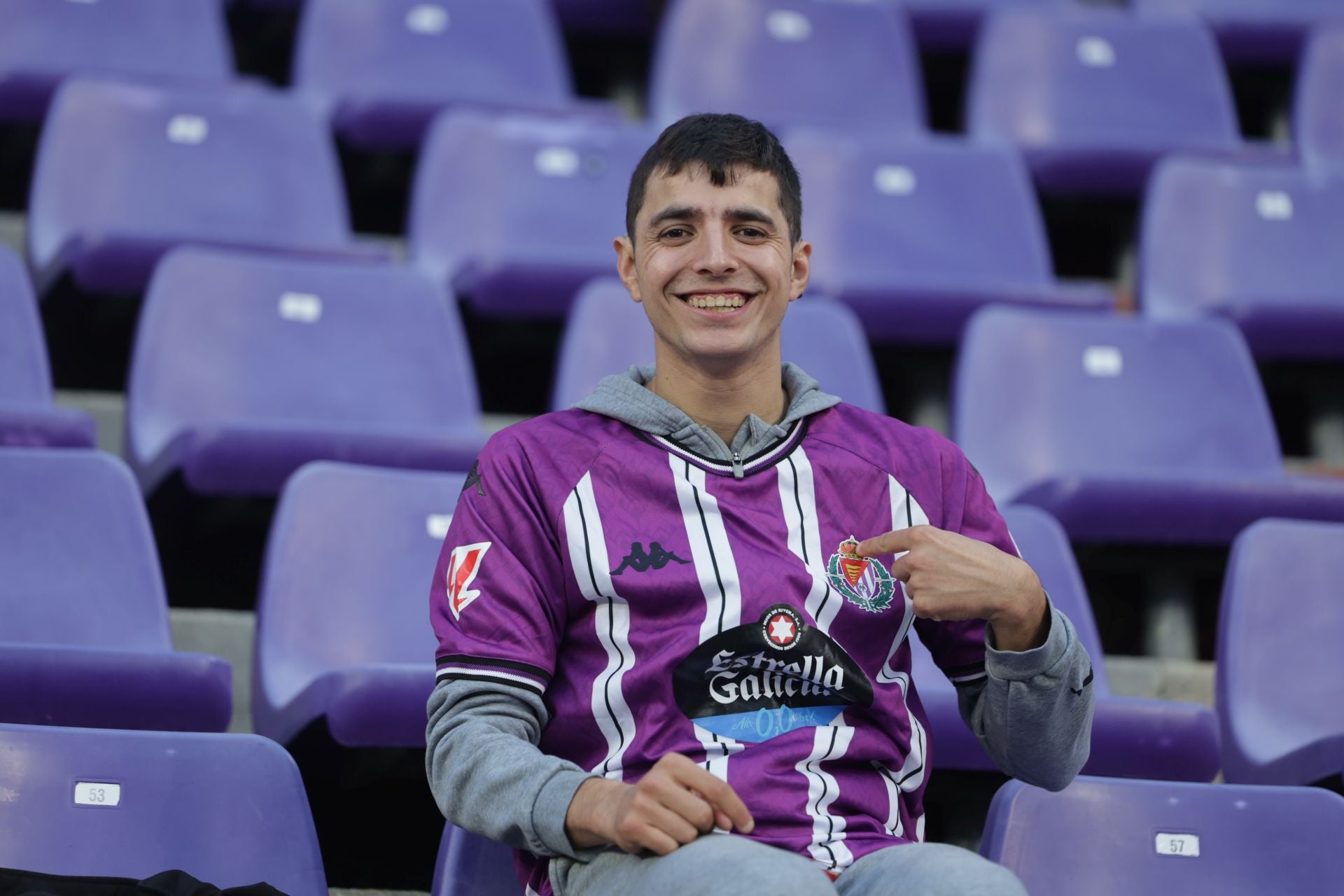 Búscate en la grada del estadio José Zorrilla (1/4)