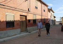 Dos vecinos pasean por una calle de Mazariegos.