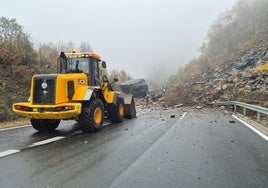 El desprendimiento de rocas que ha cortado la AP-66 en la zona de Lena (Asturias)