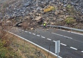 Un desprendimiento de rocas corta la AP-66 en la zona de Lena (Asturias) y obliga a establecer desvíos por la N-630.