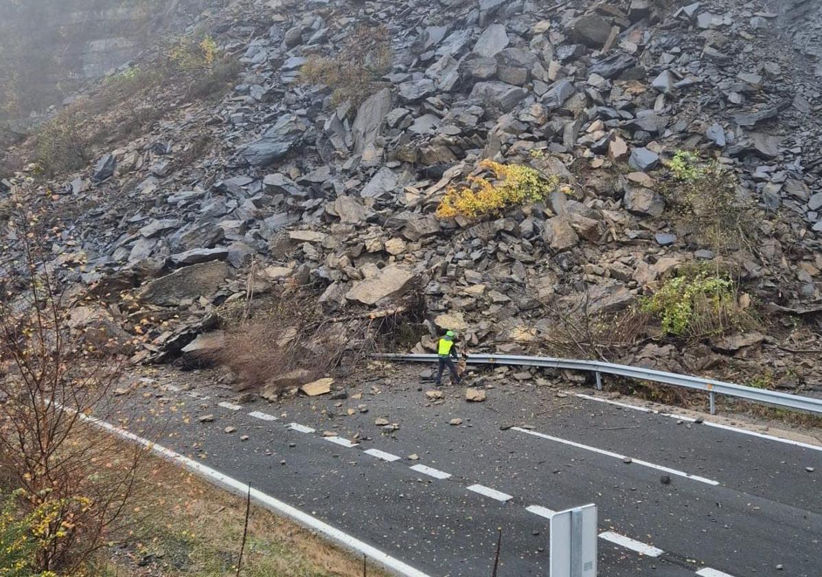 Un desprendimiento de rocas corta la AP-66 en la zona de Lena (Asturias) y obliga a establecer desvíos por la N-630.