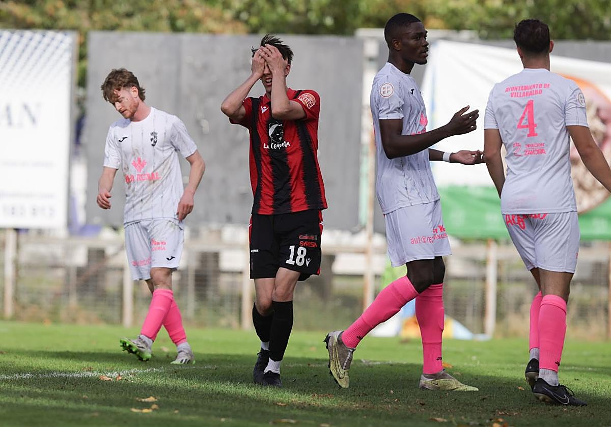 Un jugador dle Laguna se queja tras fallar una acción.