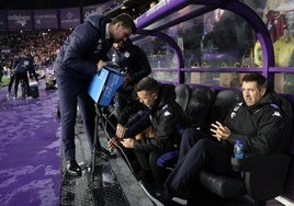 El cuerpo técnico, en los prolegómenos del choque, mientras instalan el monitor para ver el partido.