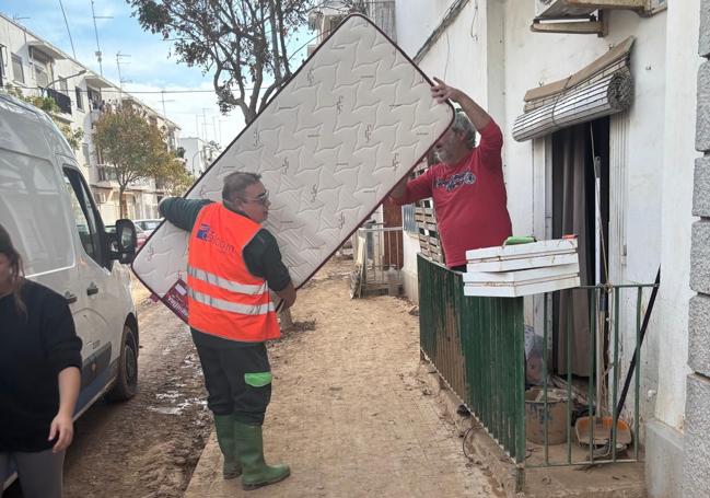 Óscar Real entregando un colchón aun vecino afectado en su vivienda