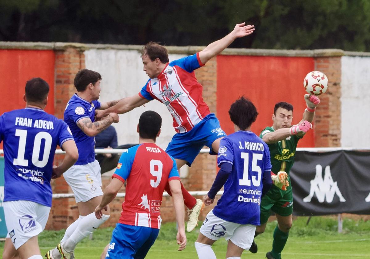 Sergio despeja el balón en una jugada de ataque del Tordesillas.