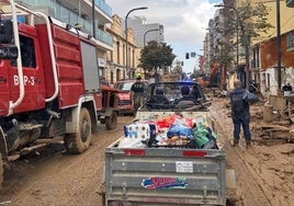 Voluntarios de La Lastrilla llevan ayuda a familias de Benetúser.