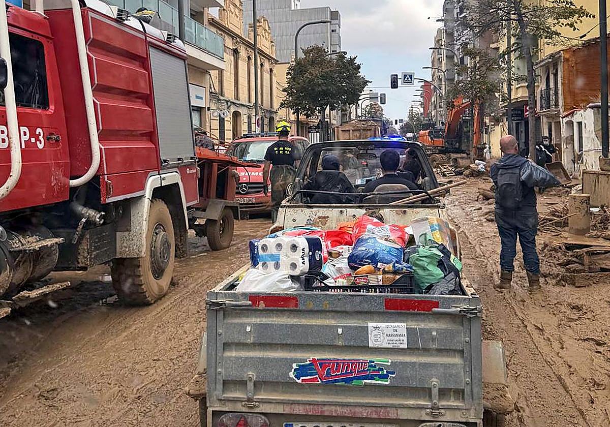 Voluntarios de La Lastrilla llevan ayuda a familias de Benetúser.