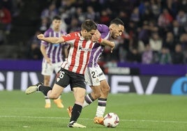 Anuar Mohamed pugna con Íñigo Ruiz de Galarreta durante la segunda parte del Real Valladolid-Athletic Club del domingo