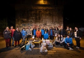 Voluntarios de Asalvo, en una de sus intervenciones bajo el Arco de Ladrillo.