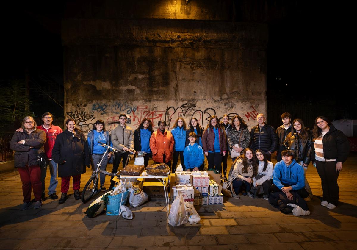 Un mordisco de solidaridad bajo el Arco de Ladrillo