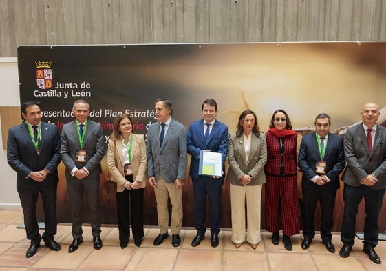 El presidente de la Junta muestra el Plan Estratégico de la Industria Agroalimentaria en presencia de los responsables de la Consejería de Agricultura y otras autoridades locales.