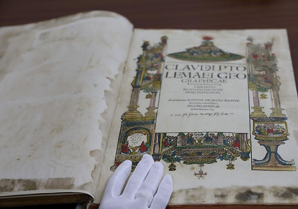 Imagen principal - Varias imágenes de la obra 'Geographicae' de Claudio Ptolomeo (1525), de la que el falso periodista robo tres mapas bifolio. Esta obra está considerada como uno de los textos clásicos que mayor influencia ejerció en el desarrollo de la Geografía.