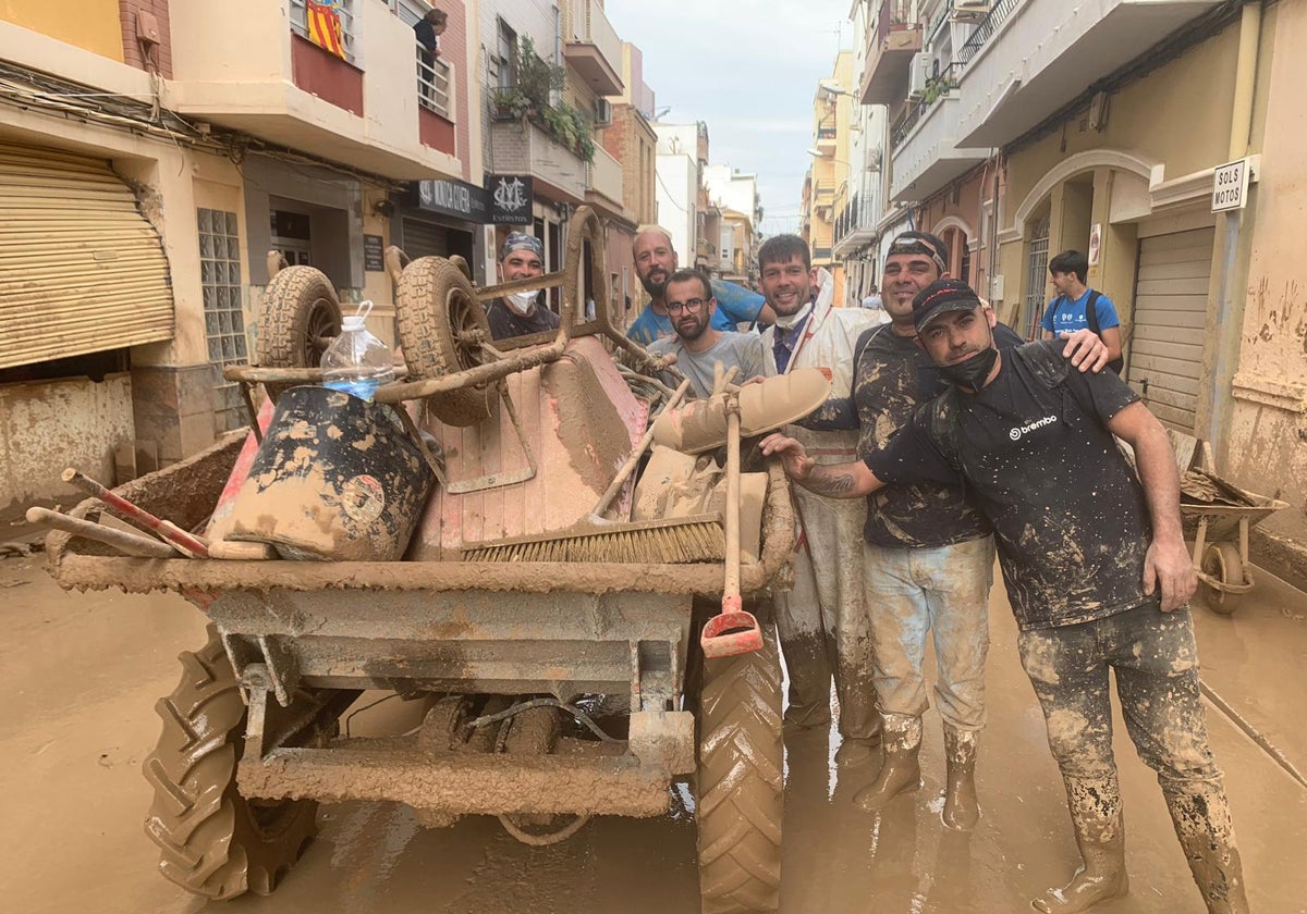 Los de Villavicencio, con los de Villena, en una calle de Paiporta, este fin de semana