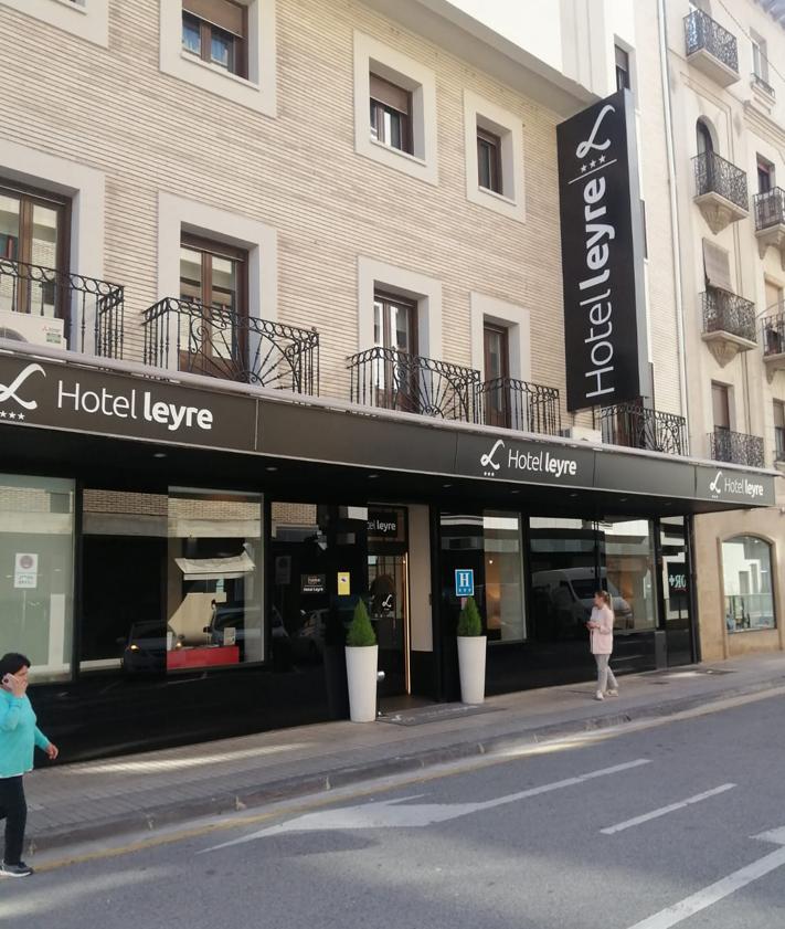 Imagen secundaria 2 - Mapas recuperados por la Guardia Civil durante la detención de Zsolt Vamos en el hotel Leyre de Pamplona el 8 de agosto de 2009.