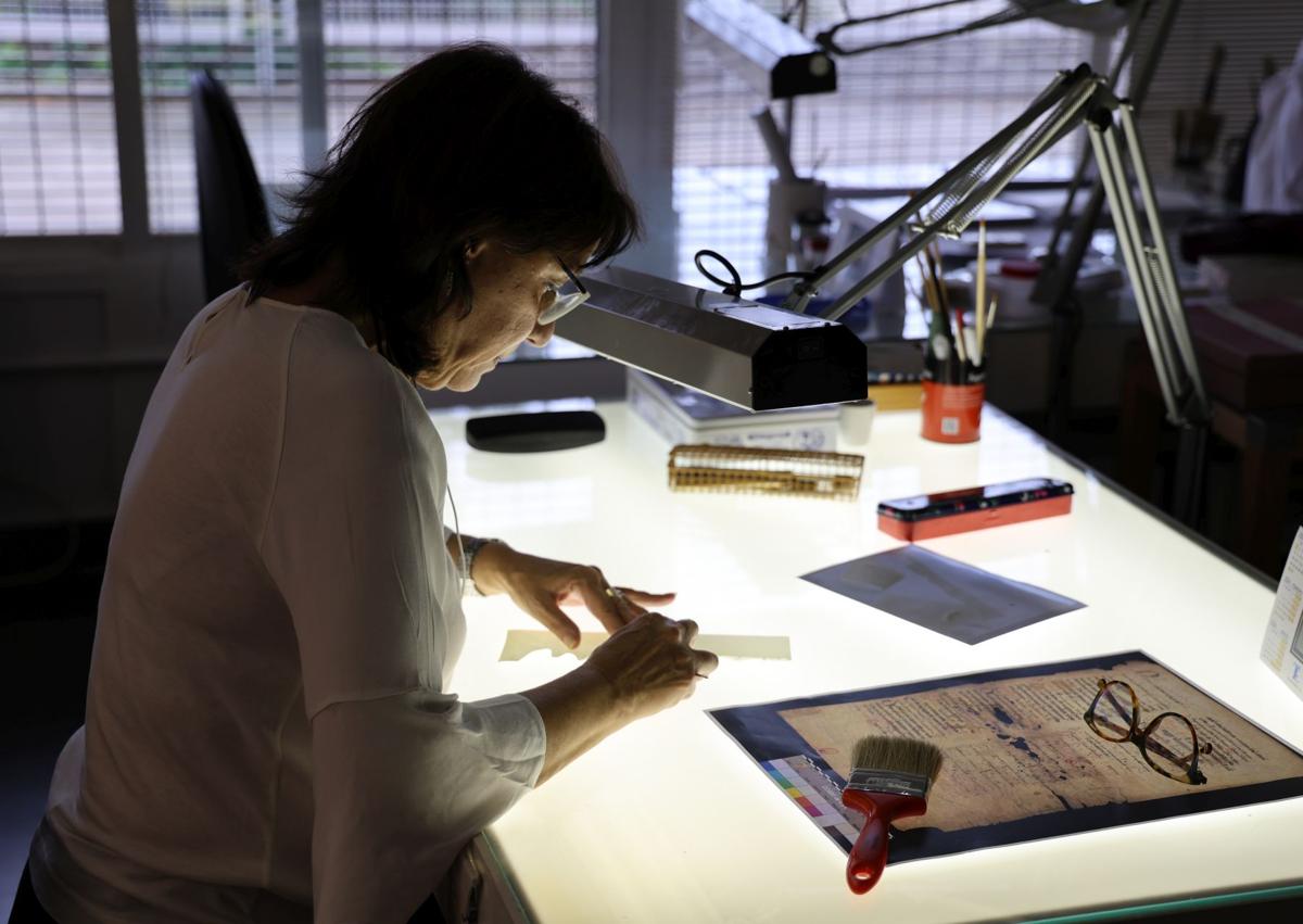 Imagen secundaria 1 - Pilar Rodríguez fue directora de la Biblioteca de la Universidad de Valladolid desde 1992 hasta 2013. En las otras dos imágenes, María Teresa Matres y Paloma Castresana, restauradoras del Centro de Conservación y Restauración de Bienes Culturales, ubicado en la localidad vallisoletana de Simancas. 