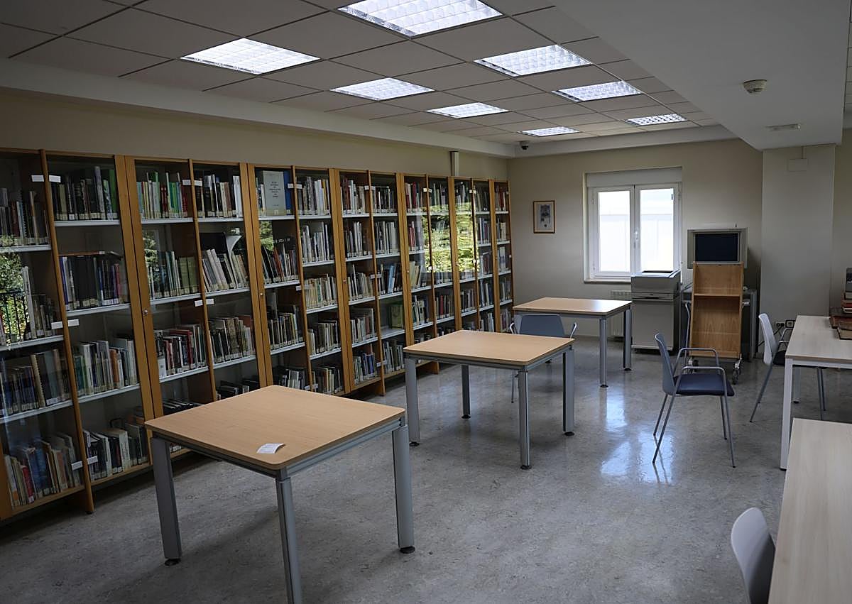 Imagen secundaria 1 - La primera imagen muestra la obra 'Cosmographia', de Jerónimo Girava (1556). El ladrón húngaro robó el único mapa desplegable de la obra. En la segunda fotografía, la sala de investigadores de la Biblioteca de Soria donde Zsolt Vamos cometió el robo. En 2009 no contaba con cámaras de seguridad. En la última imagen, una de las auxiliares de la Biblioteca de Soria coloca las obras de fondo antiguo en el depósito. 