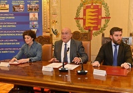 El alcalde Jesús Julio Carnero, escoltado por los concejales Mayte Martínez y Francisco Blanco.
