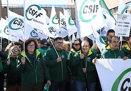 Manifestación de funcionarios, convocada por CSIF, ante la Delegación del Gobierno en Valladolid.