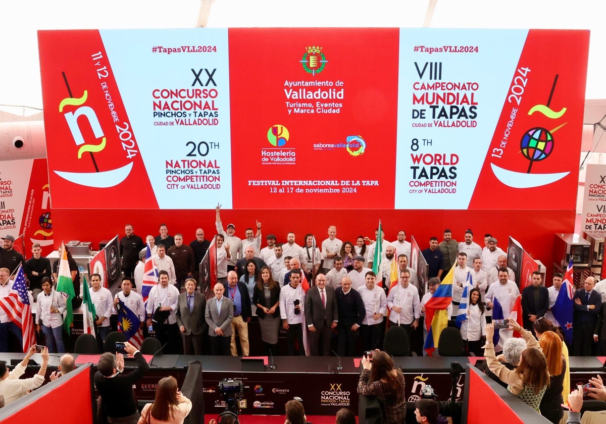 Foto de familia del XX Concurso Nacional de Pinchos y Tapas y del VIII Campeonato Mundial de Tapas.