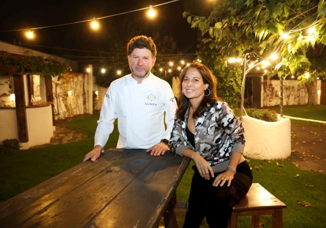 Javier Simal, dueño del restaurante Llantén, junto a la periodista y escritora Mara Torres.