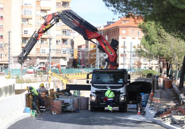 Trabajos en la boca del túnel por la avenida de Segovia.