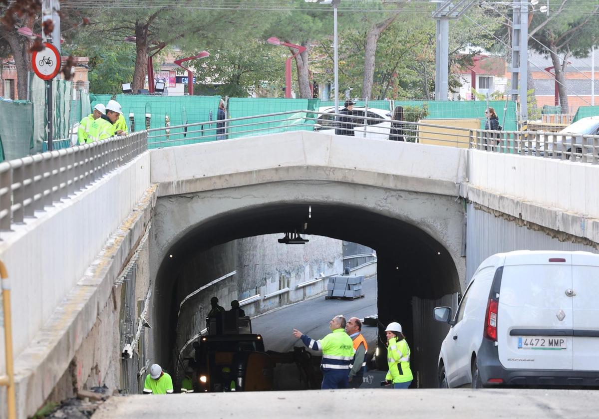 Operarios trabajan este martes en el interior del túnel de Labradores.