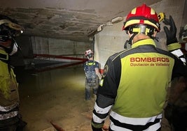 Bomberos de la Diputación de Valladolid achican agua de un garaje de Paiporta.