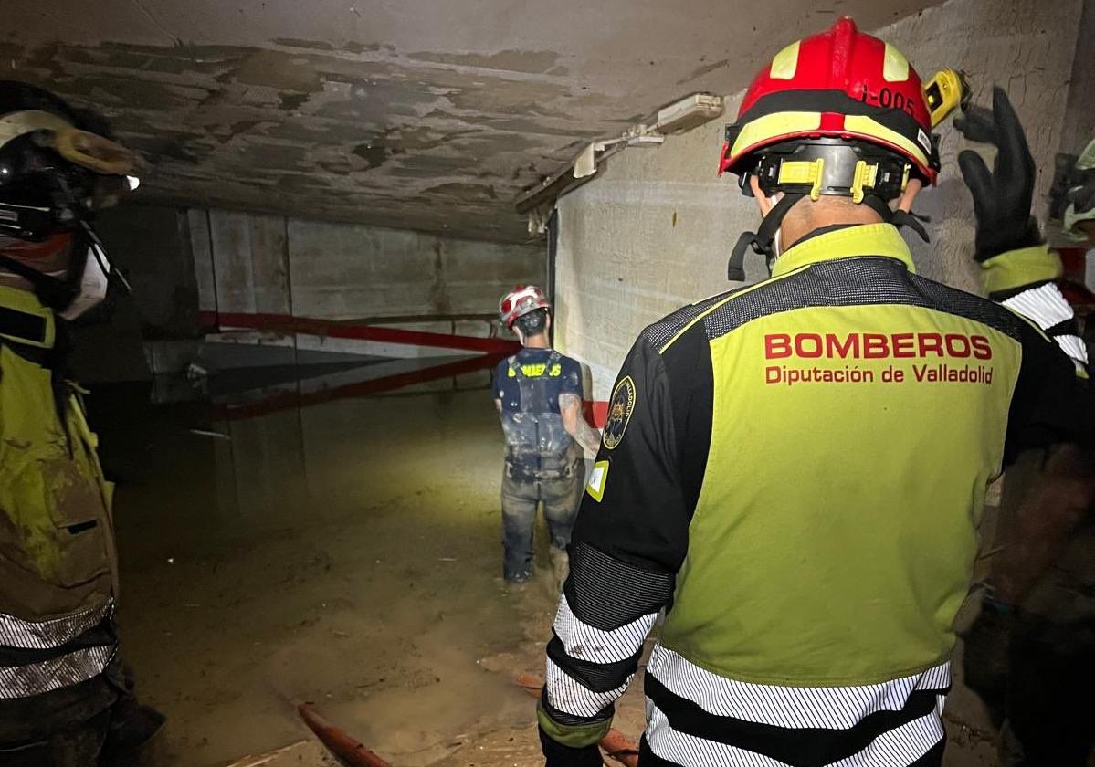 Bomberos de la Diputación de Valladolid achican agua de un garaje de Paiporta.