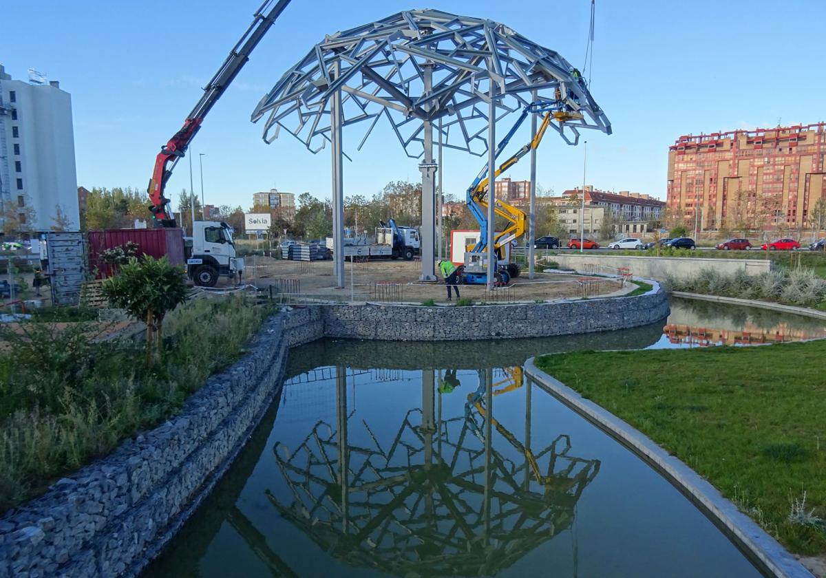 Los operarios han vuelto a levantar la primera corona de la geoda en la futura plaza León de la Riva.