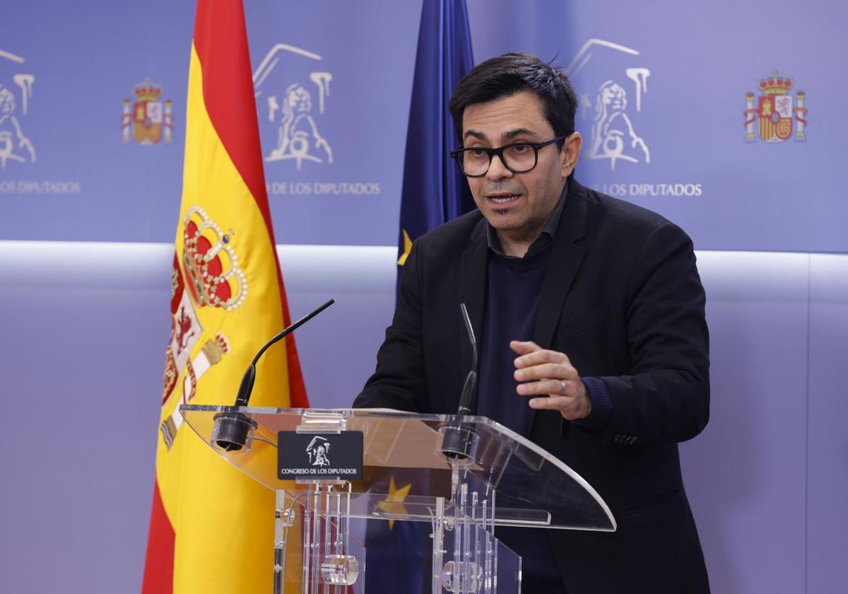 El diputado de Sumar y secretario primero de la Mesa de la Cámara Baja, Gerardo Pisarello, durante una rueda de prensa este martes en el Congreso.