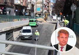 Operarios trabajan en el interior y en la balconada hacia la rampa del túnel de Labradores. En el círculo, José Antonio Santano.