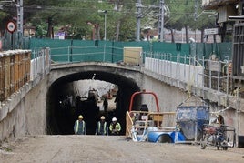 Operarios durante las labores en el túbel de Labradores