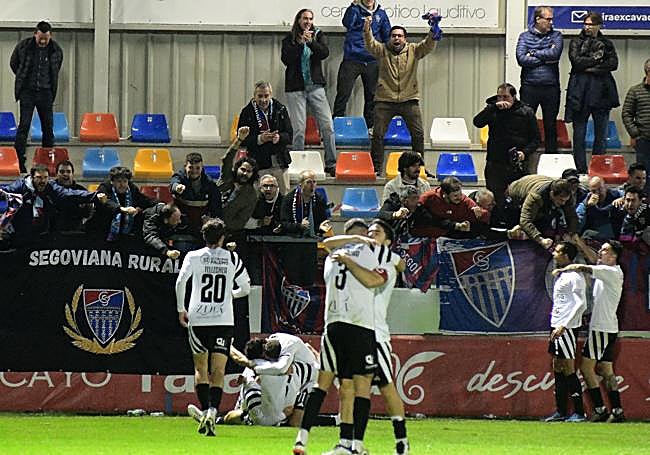Los jugadores se abrazan tras el gol 'in extremis' de Abel Pascual en Tarazona.
