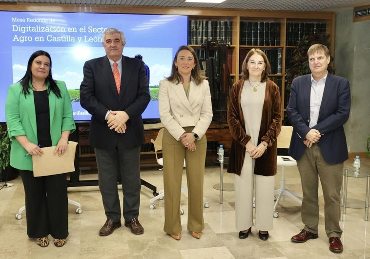 Susana Gutiérrez (El Norte de Castilla), Joaquín Lorenzo (director de Agro de Pascual), María González Corral (consejera de Agricultura, Ganadería y Desarrollo Rural de la Junta de Castilla y León), Beatriz Herranz (directora general de Territorio Centro de Telefónica) y Miguel Llopis (IOT and Big Data de Telefónica Tech).