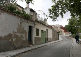 Un hombre pasea junto a una vivienda del barrio de San Lorenzo.