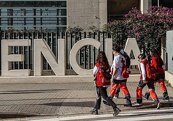 Miembros de Cruz Roja, en Valencia.