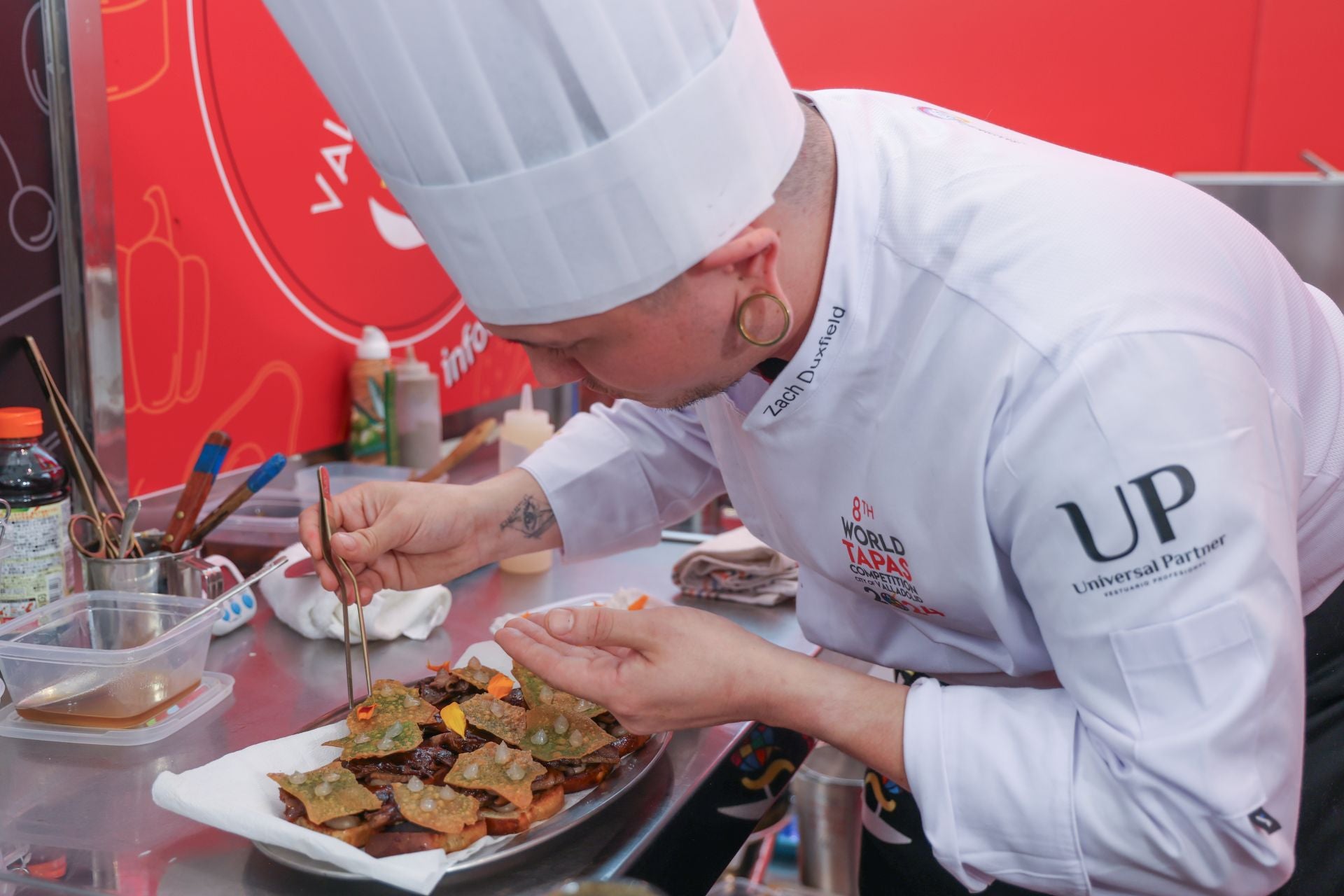 Zach Duxfield prepara su tapa Tostada de Carne y Setas, del establecimiento Paris Butter, Nueva Zelanda.