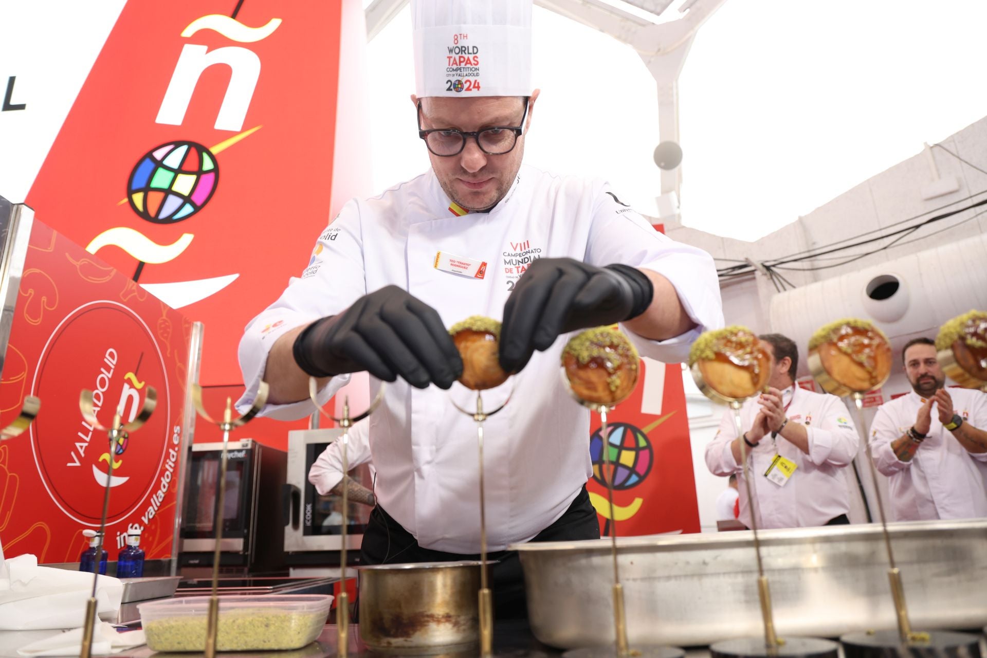 Teo Rodríguez prepara el Pucela Roll, tapa española del Trasto.